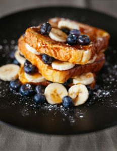 French toast with berries