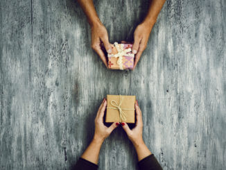 An online generator is the best way to draw names randomly for a Secret Santa.